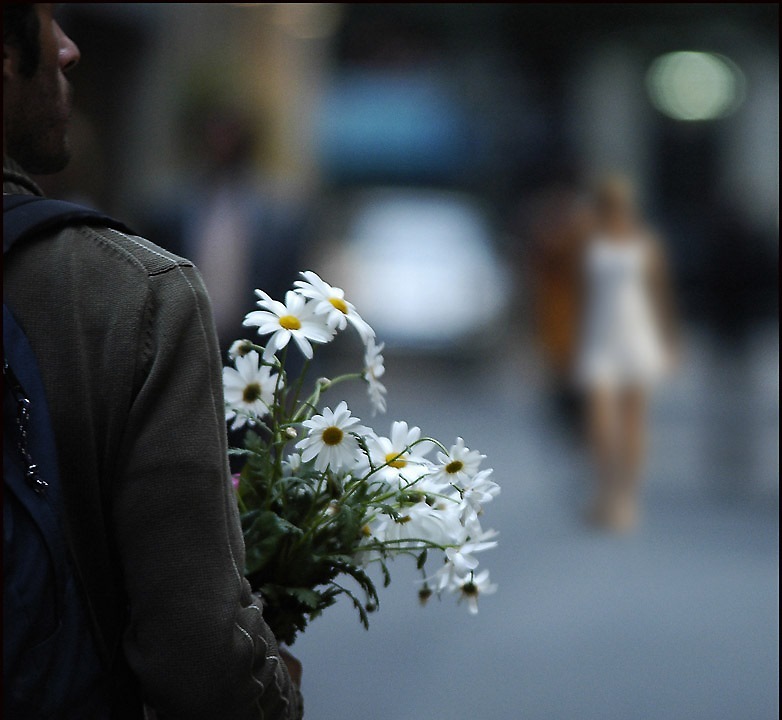 На улице дарят цветы. Цветы за спиной. Девушке дарят цветы. Дарит цветы со спины. Юноша дарит цветы.