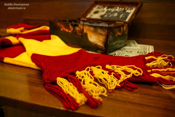 Подарочная шкатулка с шарфом по мотивам фильма «Гарри Поттер». Шарф из шерсти выполнен в цветах факультета Гриффиндор, на котором в кинофильме учился Гарри Поттер. Лакированная шкатулка выполнена из дерева с изображениями школы Хогвартс и персонажами из кино.