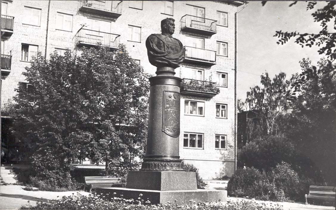 Энгельс василевского. Памятник Василевскому Энгельс. Москва площадь Маршала Василевского. Памятник маршалу Василевскому. Маршал Василевский бюст метро Щукинская.