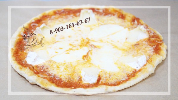 Пицца: "Донна Моцарела"

Состав:
- Сыр "Моцарелла"
- Сыр "Реджано пармеджано"
- Сыр "Камамбер"/"Бри"
- Сыр твердый
- Соус "Неаполетано"
- Паприка 

Диаметр 32-34 см

Стоимость 350 руб.