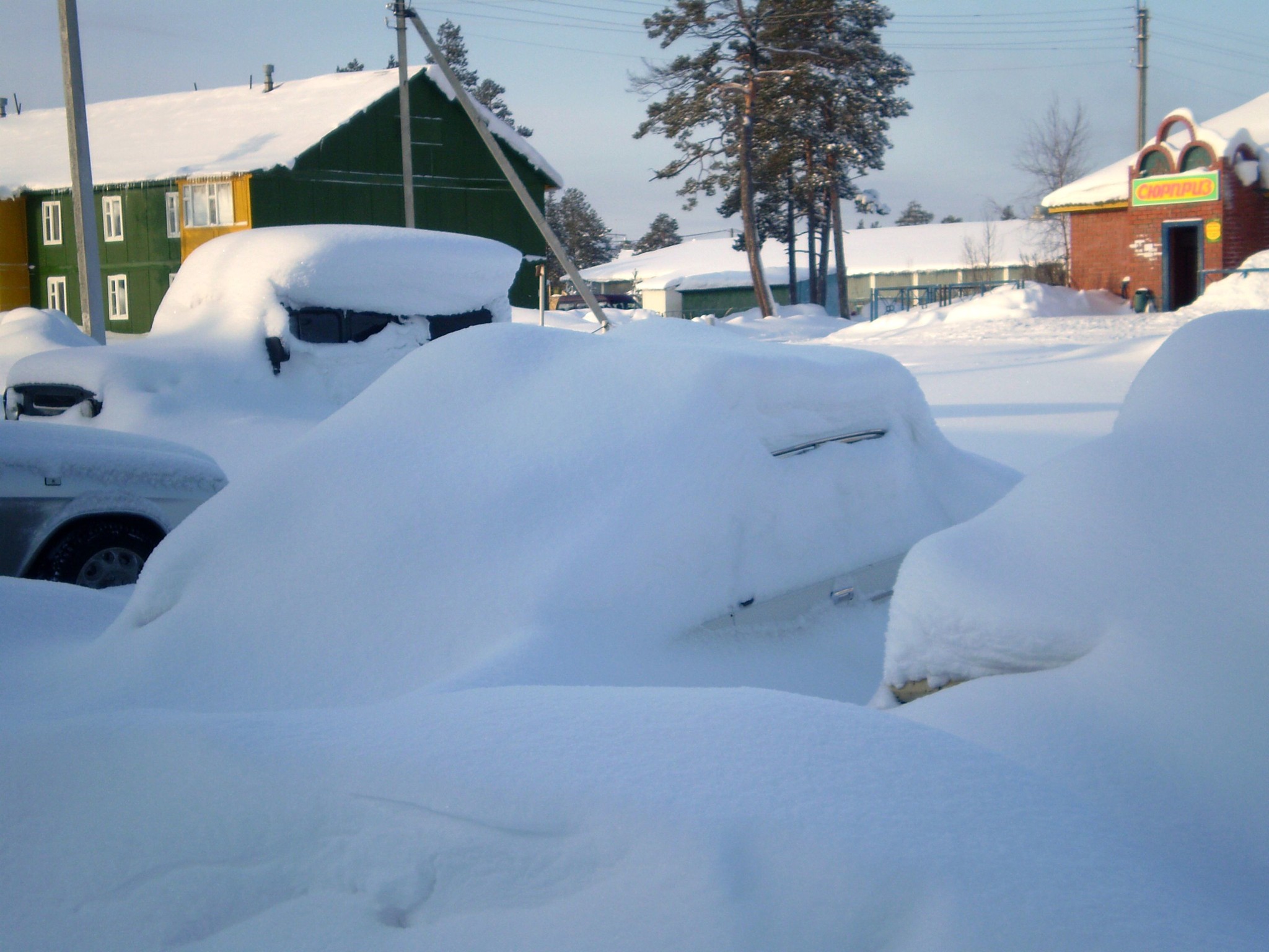 Село качки занесенное снегом. Машина занесенная снегом. Занесло снегом. Дом занесло снегом. Дома занесенные снегом.