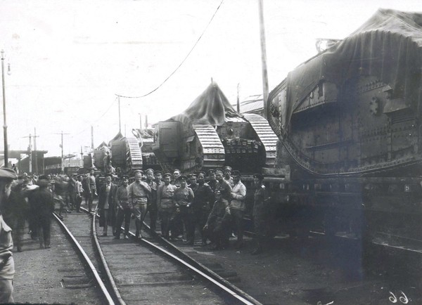 Белые танки, полученные от Великобритании, на станции Иловайской. 1919 год.