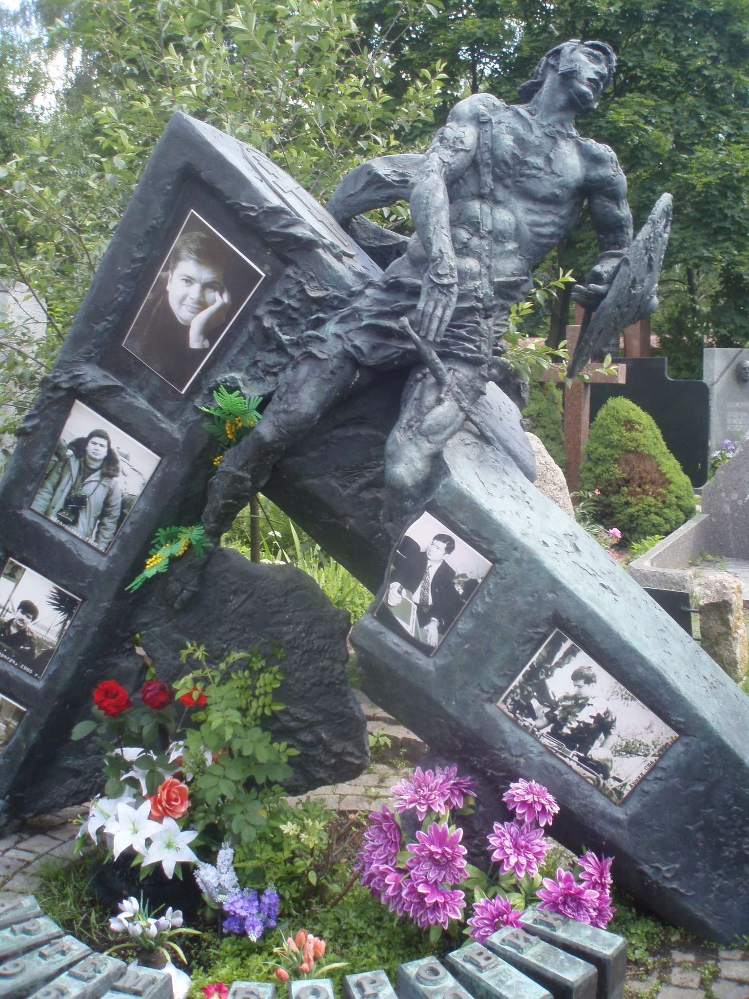 Памятник Артёму Боровику на Новодевичьем кладбище